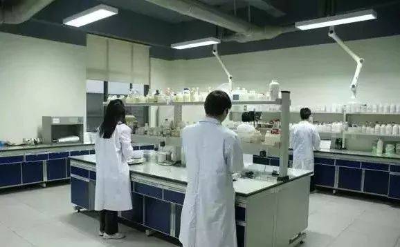 化工廠化驗(yàn)室安全常識(shí)全解析 守護(hù)生物化工研發(fā)的每一道防線